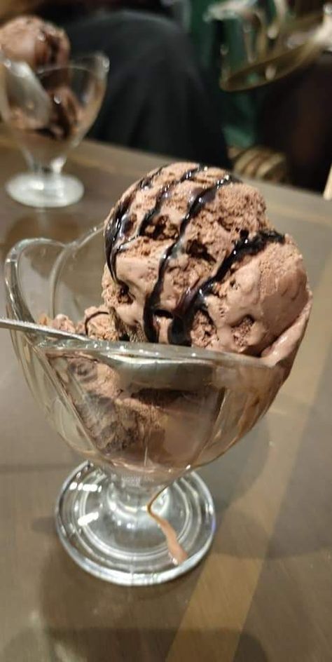 Ice Cream Snapchat, Ice Cream Snap, Best Junk Food, Trending Summer Nails, Ice Scoops, Chocolate Sundae, Eating Food Funny, Easy Coffee Recipes, Yummy Ice Cream