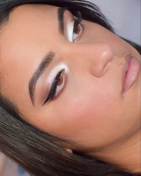 Eyeshadow Looks White Dress, White And Silver Eyeshadow Looks, White Shadow Makeup Looks, Makeup For White Dress Eyeshadows, Makeup For Off White Dress, White Frosty Eye Makeup, Make Up White Dress Makeup, White Shimmery Eye Makeup, Simple White Glitter Eye Makeup