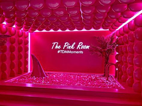 Pink Selfie Room, Selfie Room Background, Photo Moment Activation, Selfie Museum Rooms, Selfie Room Ideas, Pink Rooftop, Selfie Room, Selfie Museum, Photo Studio Design