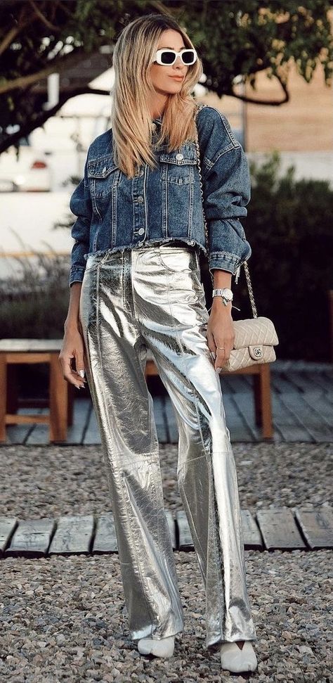 Gold Jacket Outfit Metallic, Silver Jeans Outfit Casual Styles, Silver Shirt Outfit, Glitter Jeans Outfit, Silver Jacket Outfit, Silver Jeans Outfit, Silver Pants Outfit, Metallic Pants Outfit, Metallic Pant