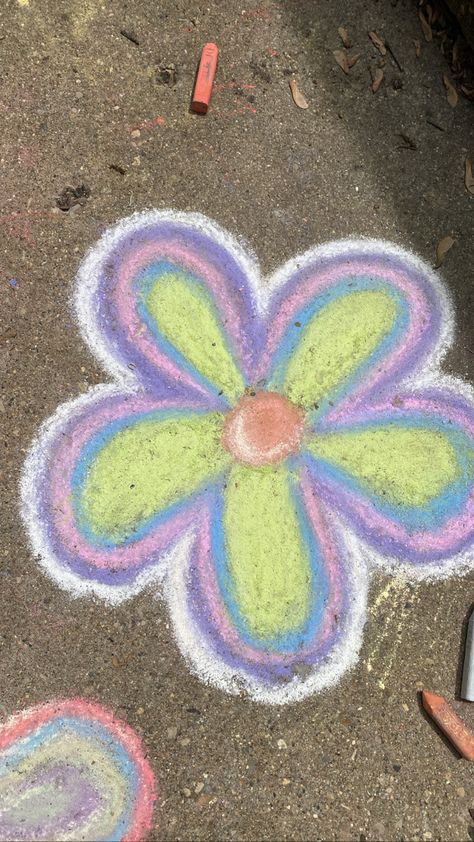 Fun Easy Chalk Drawings, Beautiful Chalk Art, Chalk Art On Sidewalk, Retro Chalk Art, Easy Chalk Flowers, Cute Thing To Draw With Chalk, Chalk Walk Ideas Sidewalk Art, Groovy Chalk Art, Chalk Flowers Sidewalk