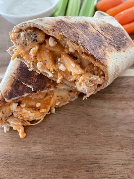 Buffalo Chicken Wraps Healthy, Macro Dinner, Buffalo Chicken Wrap Recipe, Buffalo Chicken Wrap, Chicken Wraps Healthy, Buffalo Chicken Sauce, High Protein Recipe, Wraps Recipes Healthy, Macro Recipes