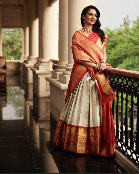 South Indians have their unique way of draping as they always wear a Kamar bandh in gold that goes pretty well with the silk sarees. Also, south Indians are particular about their silk sarees as well. #indianwedding #sareestyle #sareedraping #drapingstyle #sonamkapoorsaree # #bridaloutfit #designerlehengas #india #shilpashettysaree #sareedesigns #weddinglehengas #indiandecor #weddingtreads #treandy #bridaloutfits Wedding Draping Ideas, Lehenga Pattu, Langa Designs, Bridesmaids Indian, Draping Saree, Draping Ideas, Wedding Draping, Lehenga Style Saree, Keep Me Stylish