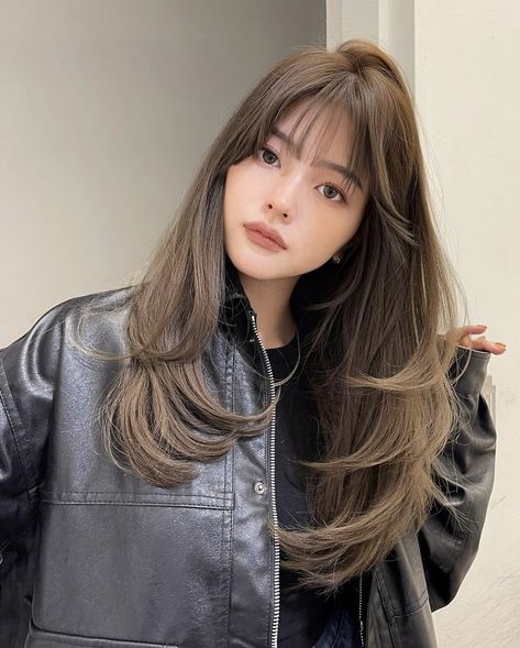 Korean Hair For Round Face, Asian Round Face Haircuts, Whispy Curtains Bangs With Long Hair, Butterfly Cut With Bangs, Sleek Short Hair, Layered Hair With Bangs, Hair Inspiration Long, Layered Haircuts For Medium Hair, Hairstyles For Layered Hair