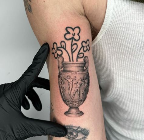 Traditional Tattoo Vase, Most Beautiful Tattoos, Simple Flower Tattoo, Line Tattoo Ideas, Egyptian Tattoo Sleeve, Sketch Style Tattoos, Realistic Tattoo Sleeve, Tattoo Inspiration Men, Tattoo People