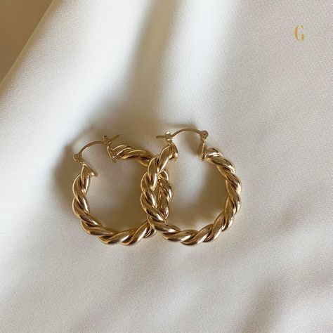 Delicate. Simple. Elegant. #Golden #NewCollection #Accessories #Europe Elegant Earrings Aesthetic, Elegant Earrings Classy Simple, Classy Jewelry Earrings, Gold Jewelry Aesthetic Earrings, Jewelry Goals, Gold Jewelry Aesthetic, Hoop Earrings Aesthetic, Golden Jewellery, 9ct Gold Earrings