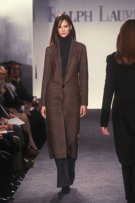 Ines Rivero for Ralph Lauren Fall Winter 1997 Ines Rivero, Vintage Runway Fashion, Ralph Lauren Runway, Classic Ralph Lauren, Ralph Lauren 90s, Ralph Lauren Fall, 90s Inspired Outfits, 90s Runway Fashion, Women Ralph Lauren