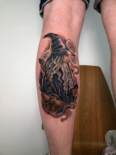 Gandalf The gray tattoo, lord of the rings, wizard Wizard Sleeve Tattoo, Gandalf Tattoo Art, Wizard Tattoo Ideas, Wizard Tattoo For Men, Argonath Tattoo, Wizard Tatoos, Traditional Wizard Tattoo, Wizard Tattoo Design, Gandalf Art