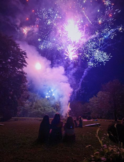 me and my friends watching fireworks #aesthetic #fireworks #fireworkaesthetic Serotonin Aesthetic, Fireworks With Friends, Firework Aesthetic, Aesthetic Fireworks, Fireworks Aesthetic Pictures, Fireworks Aesthetic, Watching Fireworks, Watching Fireworks Aesthetic, Black Fireworks Aesthetic