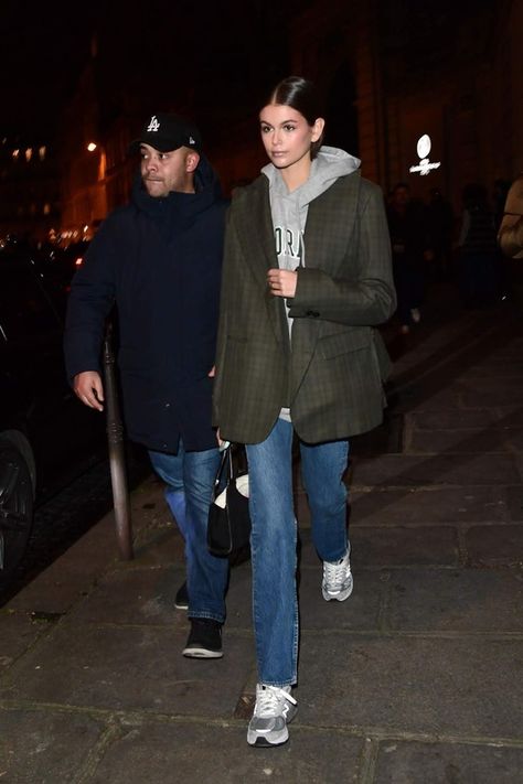 Kaia Gerber's Street Style Look Proves The Model Has Layering Down To A Science Kaia Gerber Street Style, Style Dr Martens, Kaia Gerber Style, Fashion Milan, Off White Blazer, Old Sweatshirt, Black Flare Pants, Parisienne Chic, Miroslava Duma