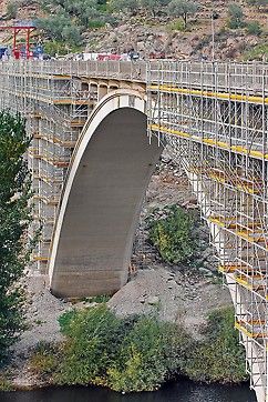 Bridge renovation Ponte Rio Tua - optimal adjustment of the modular scaffolding system Civil Engineering Works, Bridge Engineering, Ing Civil, Bridge Structure, Two Story House Design, Civil Engineering Construction, Bridge Construction, Civil Engineering Design, Small House Elevation Design