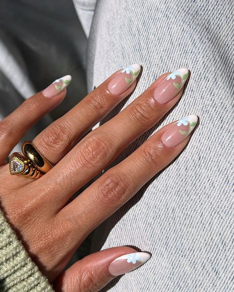 Nails 2023 Trends Flower, Trendy Nails Flowers Coffin, Spring/summer Nails French Tip, Bridal Floral Nails, Mail Ideas 2023, French Tip Floral Nails, Nails 2023 Flowers, Mail Designs 2023, Neutral Spring Nails