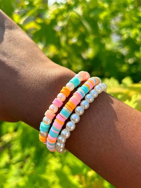 Preppy Thread Bracelets, Back To School Bracelet Ideas, Preppy Bracelet Ideas Summer, Spring Clay Bead Bracelets, Clay Bead Bracelet Ideas Summer Preppy, Summer Clay Beads Bracelet Ideas, Preppy Clay Bead Bracelets Ideas, Preppy Bracelets Ideas, Cute Bracelet Ideas Clay Beads