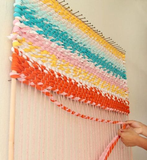 Rug Weaving Loom, Diy Loom, Rag Rug Diy, Diy Kids Room Decor, Rag Rug Tutorial, Braided Rug Diy, Braided Rag Rugs, Weaving Loom Diy, Rug Loom