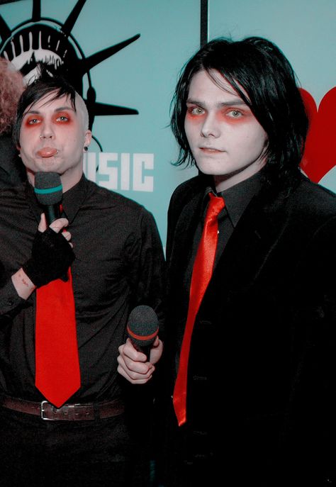 Gerard Way Revenge Era, Gerard Way Revenge, Frank And Gerard, Revenge Era, Punk Fashion Diy, Gerard And Frank, Ghost Of You, Red Eyeshadow, Mikey Way