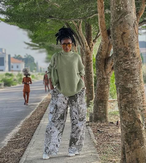 Cargo Pants For Work Outfit, Women With Locs Fashion, Outfits With Locs, Streetwear Outfits Black Women, Mid Size Street Style, Streetwear Fashion Black Women, Streetwear Fashion Women Street Styles, Cute Loc Styles For Women, Cargo Pants Outfit Ideas