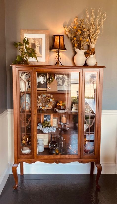 Curio Cabinet Living Room Decor, Curio Cabinet In Dining Room, Boho Curio Cabinet, Antique Display Cabinet Ideas, Antique Glass Cabinet Display, How To Decorate A Cabinet Shelves, Decorating Curio Cabinet Ideas, Curio Cabinets In Living Room, Modern Ways To Display China