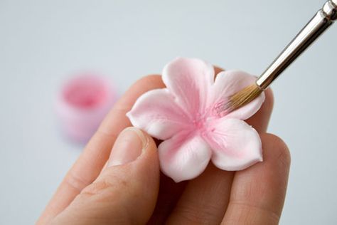 How to make a gum paste flower | CakeJournal | How to make beautiful cakes, sweet cupcakes and delicious cookies Gum Paste Flowers Cake, Cake Decorating Flowers, Sugar Paste Flowers, Fondant Flower Cake, Fondant Flower Tutorial, Fondant Figures Tutorial, Icing Flowers, Flower Felt, Fondant Baby