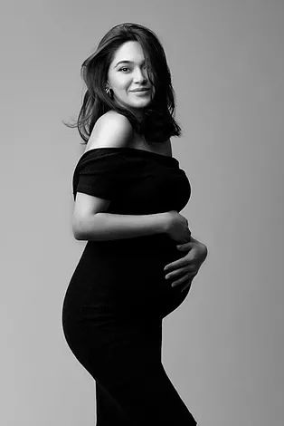 Home Maternity Photography, Maternity Shoot Outfit, Studio Maternity Shoot, Maternity Studio Photoshoot, Studio Maternity Photos, Maternity Photography Poses Outdoors, Maternity Photography Poses Couple, Maternity Photo Outfits, Pregnancy Photos Couples