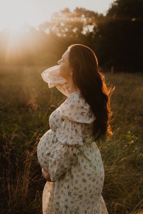 Maternity Photography Ethereal, Cottagecore Pregnancy, Cottagecore Maternity, Golden Hour Maternity Shoot, Maternity Aesthetic, Golden Hour Maternity, Maternity Photography Poses Outdoors, Maternity Photography Poses Pregnancy Pics, Maternity Photography Outdoors