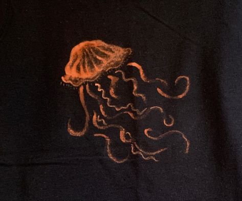 Bleach Art Inspiration, Bleach Painting On Jeans, Bleach Pen Art, Jellyfish Bleached Shirt, Jellyfish T Shirt, Bleached Black Shirt Ideas, T Shirt Bleaching Ideas Simple, Designs To Paint On Shirts, Black Pants Bleach Art