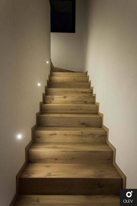 Come illuminare una scala chiusa da entrambi i lati con muro.  In questo caso specifico, la soluzione ideale è inserire dei faretti LED segnapasso a parete che proiettano luce verso il muro di fronte, per illuminare in modo diffuso tutto il vano scale. E non soltanto gli scalini.   Come puoi vedere nella foto, le scale risultano sufficientemente illuminate senza ingombranti applique a parete da pulire e che sparano la luce negli occhi. Basement Staircase Ideas, Staircase Wall Design, Scandinavian Home Design, Interior Design Wall Art, Staircase Wall, Ambience Lighting, Staircase Lighting, Stair Lighting, Small Space Kitchen