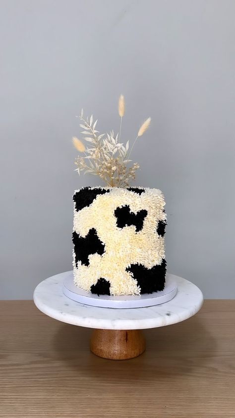 Two Moody Cow Birthday Party, Cow Bridal Shower Cake, Cow Spot Cake, Cow Print Gender Reveal Cake, Cow Shag Cake, Sweet 16 Party Ideas Cow Print, Cowprint Cake Ideas, Cow Print Birthday Cake Ideas, Simple Western Cakes Birthday