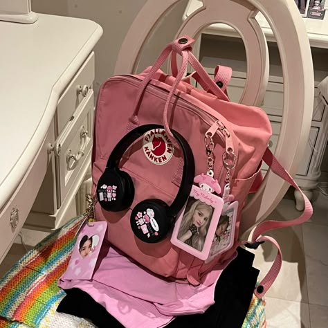 Mochila Kpop, Mochila Fjallraven Kanken, Stylish School Bags, School Bag Essentials, Aesthetic Backpack, Inside My Bag, Aesthetic Bags, Purse Essentials, Handbag Essentials