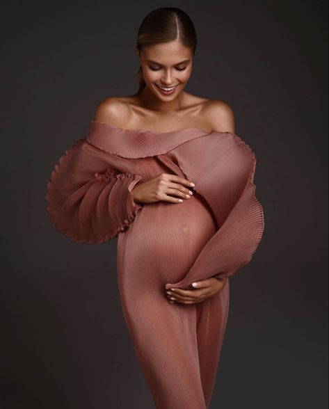 #dress #pregnancygoals #aesthetic #style #art #fashionable Maternity Couture, Waiting For A Miracle, Tulle Maternity Dress, Boho Maternity Dress, Luxury Robes, Boho Maternity, Vogue Dress, Photoshoot Idea, Baby Shower Dresses