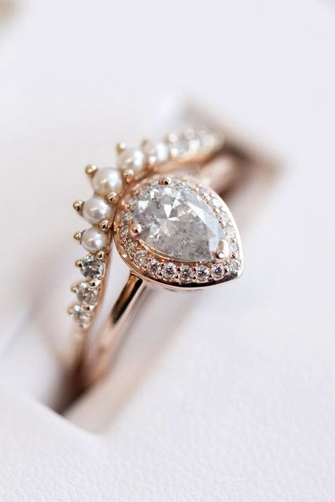 Unique Engagement Rings That Wow ❤ See more: http://www.weddingforward.com/unique-engagement-rings/ #weddings Marriage Ring, Antique Engagement Ring, Beautiful Wedding Rings, Antique Engagement, Antique Engagement Rings, Unique Engagement, Vintage Engagement, Dream Ring, Vintage Modern