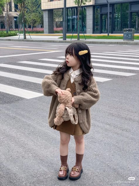 Children's Winter Clothes, Aesthetic Kids Outfits, Little Korean Girl, Little Kid Outfits, Cute Toddler Girl Outfits, Toddler Outfits Girl, Korean Kids Fashion, Christmas Outfits Ideas, Childrens Outfits