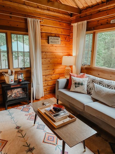 Knotty Pine Cabin Interior, Log Cabin Boho Decor, Log Cabin Chic, Cozy Cabin Interior Design, Log Cabin Homes Interior Modern, Cabin Interior Design Living Room, Little Cabin Interior, Boho Lake House, Boho Log Cabin