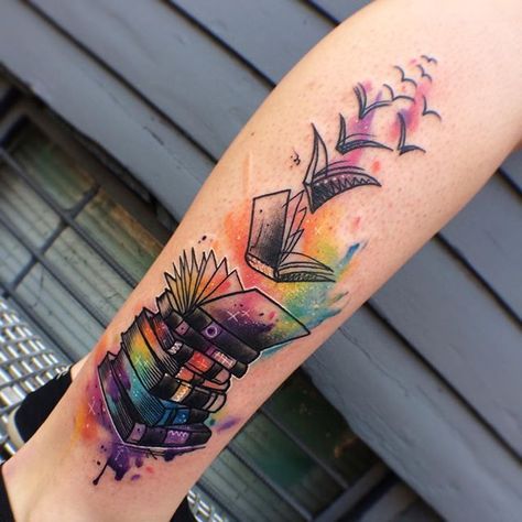 Book Lover Tattoo, Colorful Tattoo, Bookish Tattoos, Literary Tattoos, Kunst Tattoos, Tattoos Mandala, Tattoo Trend, Tattoos For Lovers, Tatuaje A Color