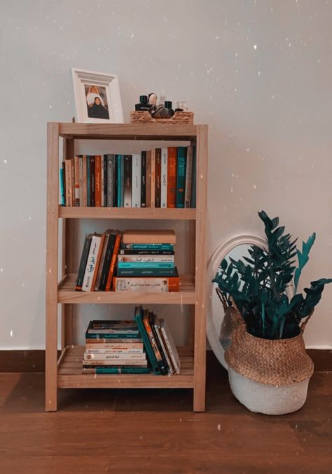 Bookshelves Small Bedroom, Bookshelves For Small Spaces Bedroom, Small Bookshelf Ideas, Bookshelves For Small Spaces, Crystal Room Decor, Mini Bookshelf, Simple Bookshelf, Creative Bookshelves, Bookshelf Inspiration