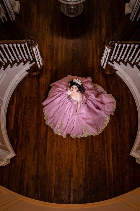 Creative Prom Pictures, Quinceanera Photoshoot Poses, Quinceanera Photoshoot Ideas, Quince Picture Ideas, Quinceañera Photoshoot Ideas, Quince Photoshoot Ideas, Photoshoot Ideas Creative, Quince Pictures, Quinceanera Pictures