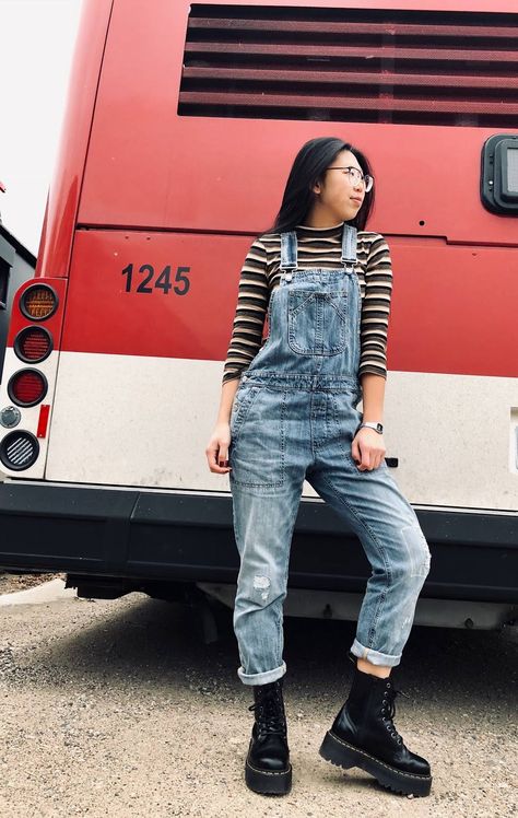 Striped turtleneck with denim overalls and doc martens | OOTD #fashiontips #fashionhacks #fashionvlog #musthaves #MHstyleconsulting #personalshopper #virtualstylist #personalstylist #fashionblog #fashiontipsandtricks #travelingstylist #thrifter #thrifting Overalls Outfit Winter, Bridgerton Costumes, Denim Overalls Outfit, Vestiti In Jeans, Doc Martens Outfits, Dr Martens Outfit, Doc Martens Style, Doc Martens Outfit, Overall Outfit