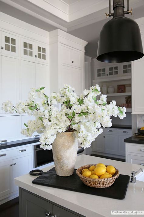 Flowers On Kitchen Island, Spring Island Decor, Styling Kitchen Island, Stage Arrangements, Aesthetics Kitchen, Stage Kitchen, Bar Flowers, Island Centerpiece, Springtime Decor