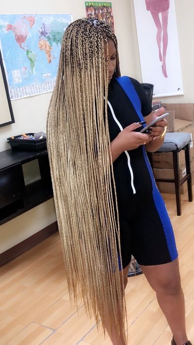 knee-length braids Long Knee Length Knotless Braids, Blonde Knee Length Knotless Braids, Medium Knee Length Knotless Braids, Knee Length Box Braids, Knee Length Braids, Knee Length Knotless Braids, Blonde Big Box Braids, Baddie Braid Hairstyles, Long Knotless Box Braids