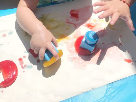 Ice Painting for Little Ones Cube Painting, Ice Cube Painting, Tube Painting, Ice Painting, Muffin Cupcake, Cupcake Pans, Lego Blocks, Cold Ice, Easy Activities