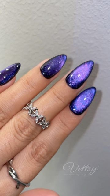 Vettsy on Instagram: "🙌Blue & purple 2 in 1 Cat Eye Pigment, which effect do you like the best? Cat eye or chameleon chrome effect?😜 ✨2 in 1 Cat Eye Pigment-Dark Blue 👉 Shop the same nail supplies via link or visit vettsy.com Follow @vettsystore & @vettsynails for more nail inspiration 🧚‍♀️ 👭Tag friends who would like this👭 #vettsynails #vettsycateye #cateyegel #cateyegelpolish #cateyegelnails #magneticgelpolish #glitternails #glitternail #auroranail #auroranails #colorswatch #colorswatche Halo Nails, Cat Nail Designs, Purple Chrome Nails, Purple Glitter Nails, Cat Eye Nails Polish, Eye Nail Art, Cat Eye Gel Polish, Chrome Effect, Purple Nail Designs