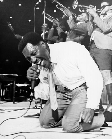 Soul singer Otis Redding passionately gets down on his knees with his horn section behind him as he performs onstage in 1967. Monterey Pop Festival, Dock Of The Bay, Otis Redding, Soul Singers, Soul Jazz, R&b Soul, Soul Funk, Musica Rock, Rock N’roll