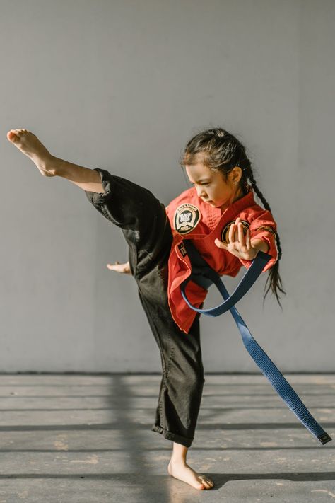 Kids Karate, Robin Comics, Martial Arts Kids, Martial Artists, Dance Photos, Aikido, Karate Kid, Sports Photos, Kids Sports