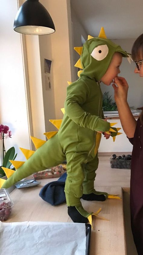 Costume Dinosaure, Diy Costumes Kids Boys, Dinosaur Costumes, Diy Fantasia, Best Diy Halloween Costumes, Meme Costume, Dino Costume, Baby Kostüm, Diy Costumes Kids