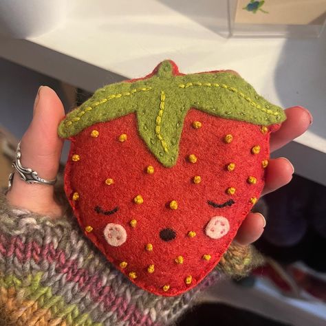 Plush Strawberry, Pastel Cupcakes, Cute Sewing Projects, Sewing Stuffed Animals, Felt Embroidery, Diy Sewing Clothes, Cute Little Things, Craft Time, Felt Ornaments