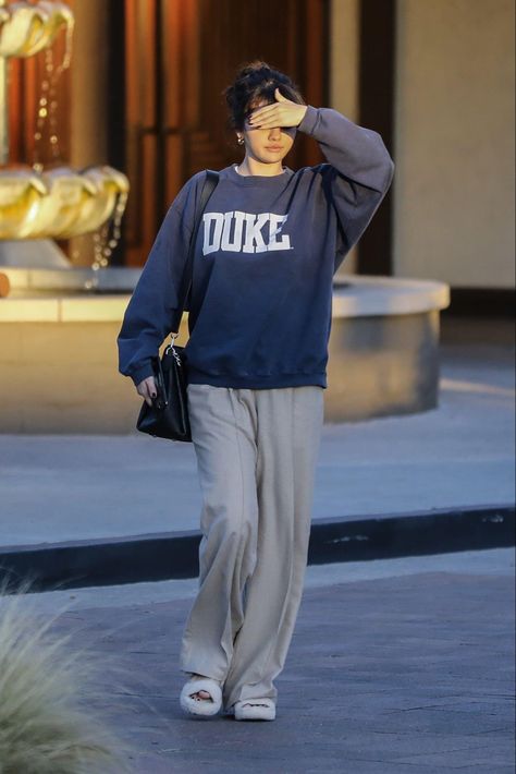 Winter Outfits Selena Gomez, Los Angeles Sweatshirt Outfit, Sweatshirt Fits Aesthetic, Celeb Outfits Inspiration, Celeb Street Style Casual, Selena Gomez Winter Outfits, Celebrity Street Wear, Selena Gomez Outfits Casual, Casual Celebrity Outfits