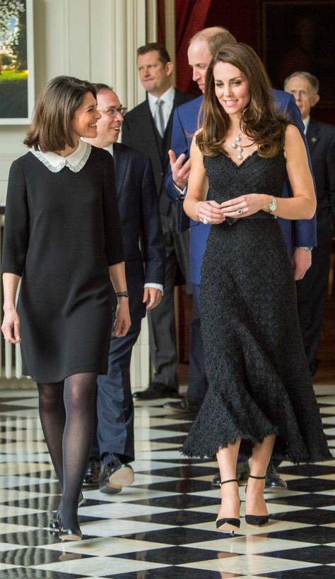 Tres chic! Ducesa Kate, Kate Middleton Style Outfits, Princ Harry, Düşes Kate, William E Kate, Looks Kate Middleton, Kate And Pippa, Princess Katherine, Kate Middleton Outfits