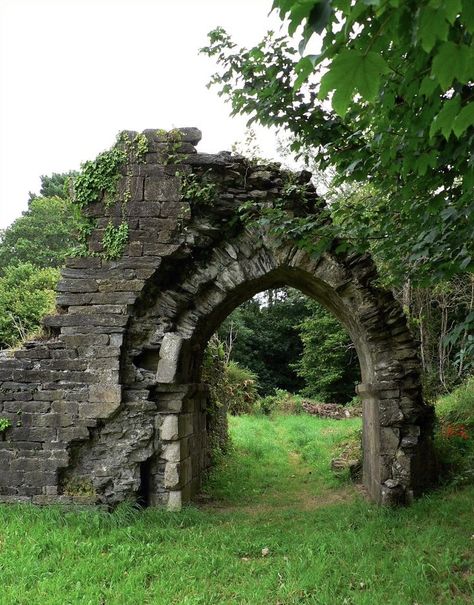 Beautiful Ruins, Castle Ruins, Ancient Architecture, Ancient Ruins, Abandoned Buildings, Medieval Fantasy, Pretty Places, Discover The World, Fantasy Landscape