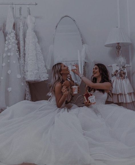 wedding with your best friend Trying On Wedding Dresses, Wlw Wedding, Funny Wedding Pictures, Fotografi Digital, Wedding Picture Poses, Double Wedding, Best Friend Wedding, Lgbtq Wedding, Lesbian Wedding