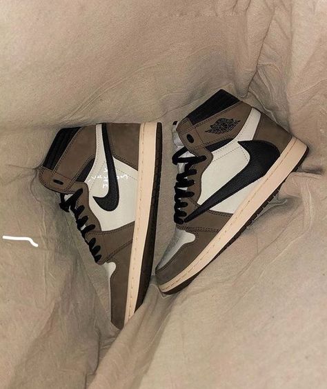 Nike Shoes Girls, Nike Fashion Shoes, Preppy Shoes, Jordan Shoes Girls, Pretty Shoes Sneakers, Jordan Shoes Retro, All Nike Shoes, Shoes Outfit Fashion, Nike Air Shoes