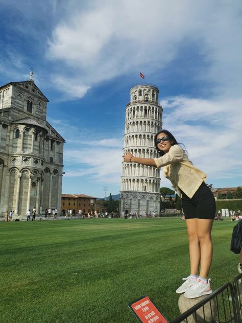 Leaning Tower Of Pisa Picture Ideas, Aesthetic Pictures Italy, Pisa Photoshoot, Tower Of Pisa Poses, Pisa Picture Ideas, Tower Of Pisa Aesthetic, Rome Aesthetic Photos, Pisa Italy Poses, Leaning Tower Of Pisa Pose